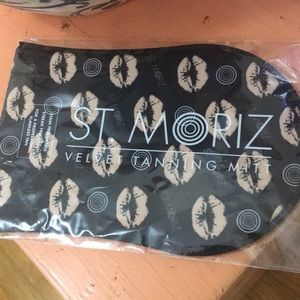 St Morin velvet tanning mitt